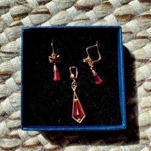 Gold set: earrings and pendant